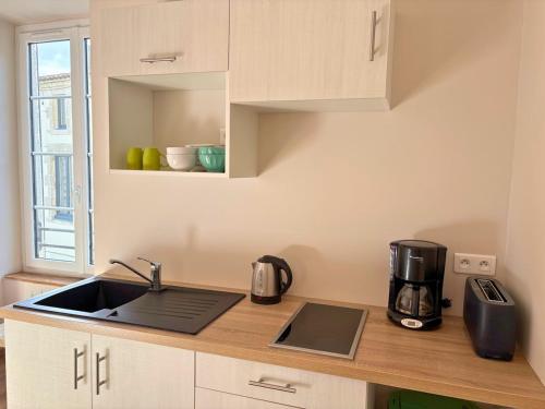 Η κουζίνα ή μικρή κουζίνα στο Les Glaneuses gîte Family centre-bourg à 3min du Puy duFou