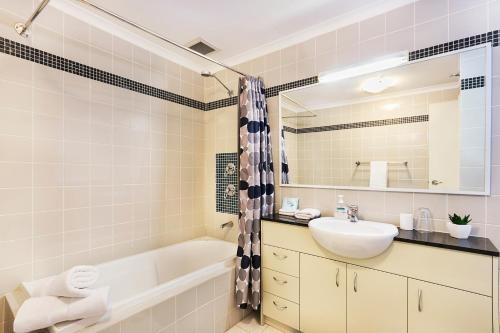Bathroom sa Perth Short Stays