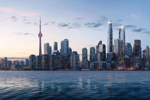 Een stadsgezicht met de CN Tower en het water. bij Le Méridien Toronto Pinnacle Hotel in Toronto