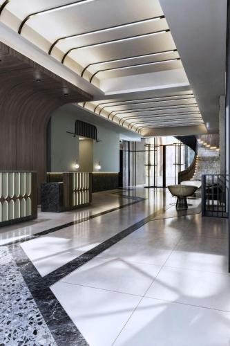 a lobby of a hotel with a large lobby at Le Méridien Toronto Pinnacle Hotel in Toronto