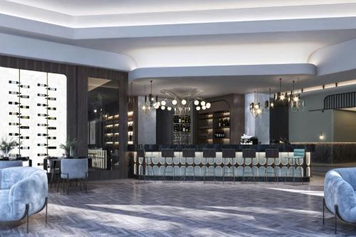 een weergave van een restaurant met stoelen en een bar bij Le Méridien Toronto Pinnacle Hotel in Toronto