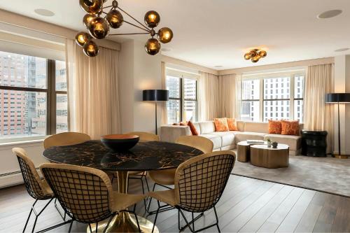 un soggiorno con tavolo, sedie e divano di Hotel 55 a Chicago