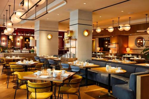un ristorante con tavoli e sedie e un bar di Hotel 55 a Chicago
