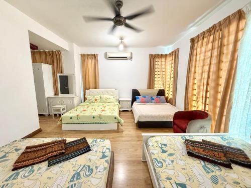 ein Wohnzimmer mit zwei Betten und einer Couch in der Unterkunft 7BR Penang Stay Near Gurney and George Town in Tanjong Tokong