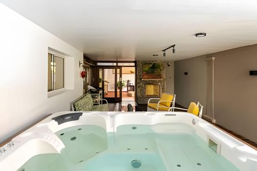 Φωτογραφία από το άλμπουμ του MANSION BR VILLA Piscina, Jacuzzi, 6 min de Provenza σε Μεδεγίν