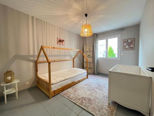 a bedroom with a bunk bed and a window at Maison moderne avec terrasse & parking in Clermont-Ferrand
