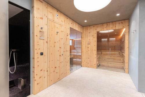 baño con paredes de madera y vestidor. en Hotel Albris, en Pontresina