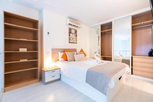 En eller flere senge i et værelse på Oshun Sanchinarro Seasonal Living Lofts