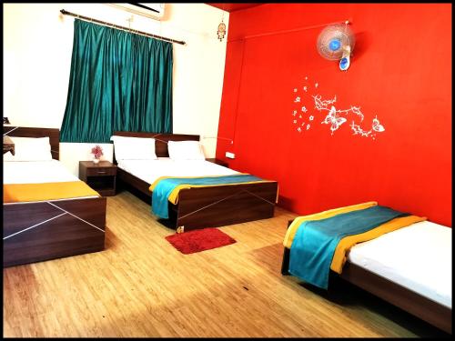 Ένα ή περισσότερα κρεβάτια σε δωμάτιο στο 6 CR Hotel Natraj RAILWAY STATION