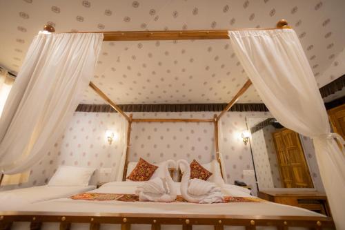 Postel nebo postele na pokoji v ubytování Vasant Vihar Resort