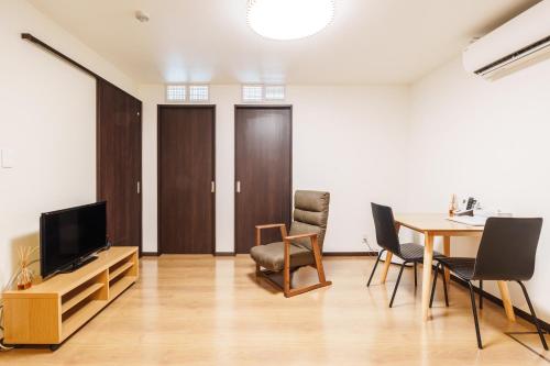 青葉邸-NIPPONBASHI Room 606-3 Min Walk to Kuromon Market South-Facing 2BR Residence