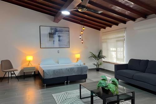 a living room with a bed and a couch at Apt Palos Altos Poblado, a distancia caminando de restaurantes in Medellín