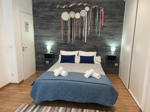a bedroom with a blue bed with two pillows at Casa 4P - House4People - Alojamento Local in Penacova