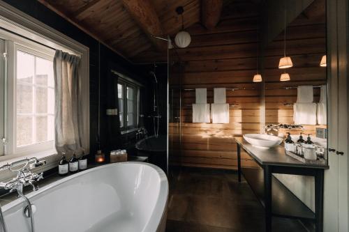 um banheiro grande com banheira e pia em Storfjord Hotel em Skodje