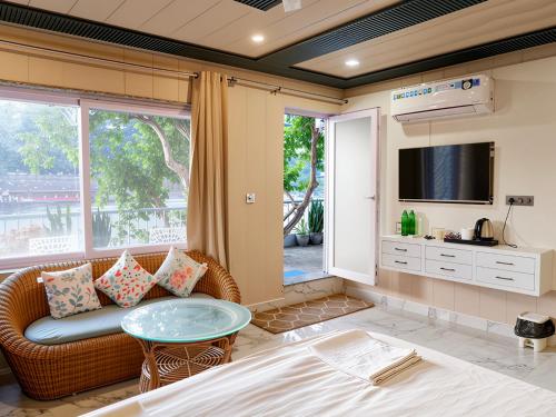 Μια τηλεόραση ή/και κέντρο ψυχαγωγίας στο Karwaan by the Ganges