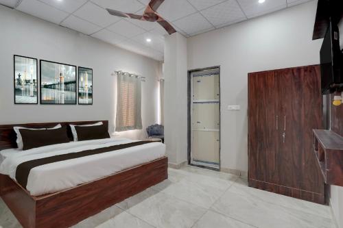 ジャイプールにあるCollection O Kesar Crossway Jaipur Formerly Laxmi Palaceのベッドと天井扇風機のある寝室