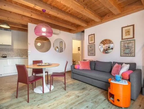 Colorful Venetian Apartment R&R photo 1