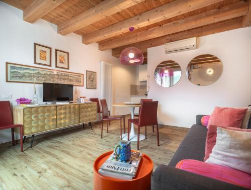 Colorful Venetian Apartment R&R photo 6