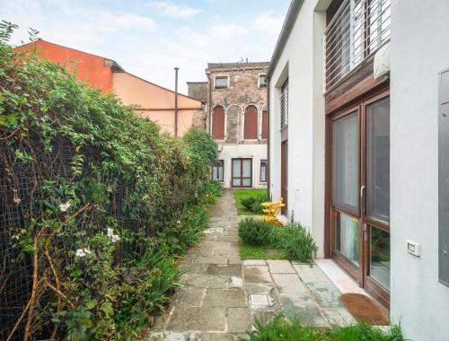 Colorful Venetian Apartment R&R photo 31