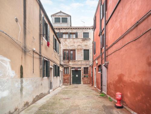 Colorful Venetian Apartment R&R photo 28