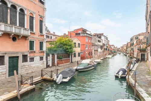 Colorful Venetian Apartment R&R photo 7