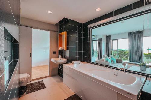 Ένα μπάνιο στο The Galla Hotel