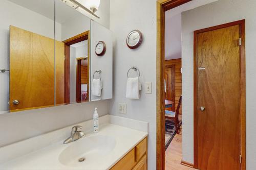 a bathroom with a sink and a mirror at Fairy Trail in Mountainaire