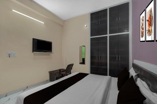 Μια τηλεόραση ή/και κέντρο ψυχαγωγίας στο Hotel O Rudraksh Palace