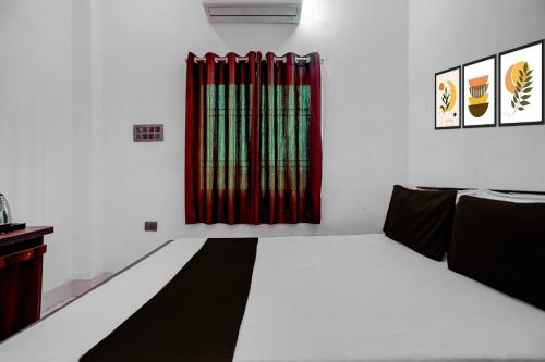 Postel nebo postele na pokoji v ubytování SPOT ON Happyness Restaurant