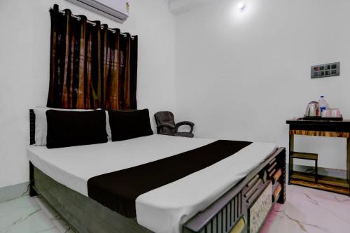 Postel nebo postele na pokoji v ubytování SPOT ON Happyness Restaurant