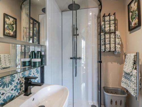 une salle de bain avec douche et lavabo dans l'établissement Cabin At The Brig, à Brydekirk
