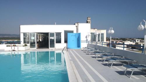Bazén v ubytování Eden Beach Club nebo v jeho okolí