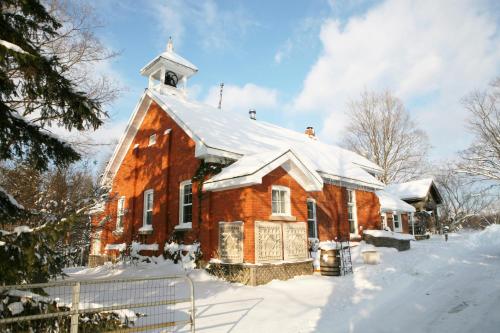 Picturesque School House Retreat im Winter