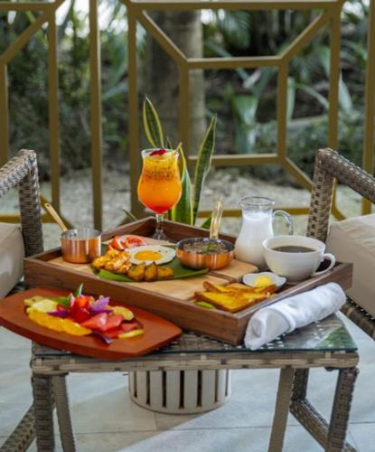 una mesa con una bandeja de comida y una bebida en Astra Hotel Boutique, en Nosara