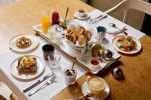 Una mesa con platos de comida para el desayuno. en Hotel Neri – Relais & Chateaux, en Barcelona