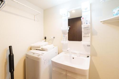青葉邸-NIPPONBASHI Room 606-3 Min Walk to Kuromon Market South-Facing 2BR Residence