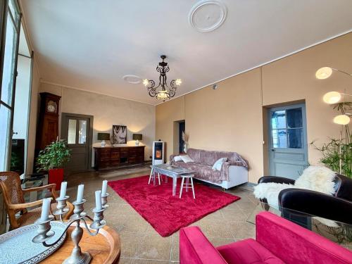a living room with pink furniture and a red rug at Le Temps Retrouvé, 14 Personnes, Wifi, Parking in Passins