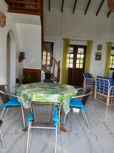 a dining room with a table and chairs at Villa Océane in Dublanc