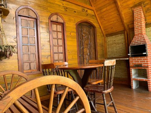 カラグアタトゥーバにあるChalé Caiçaraのダイニングルーム(テーブル、椅子付)