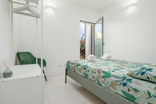 ein Schlafzimmer mit einem Bett und einem Spiegel in der Unterkunft Cormorani - Appartamento 7 in Golfo Aranci