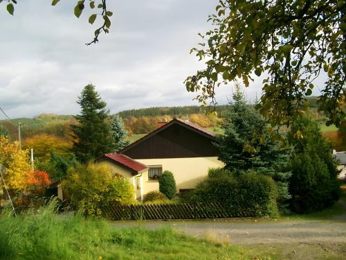 une maison au milieu d'un champ dans l'établissement Ferienwohnung Heidi, à Bielatal