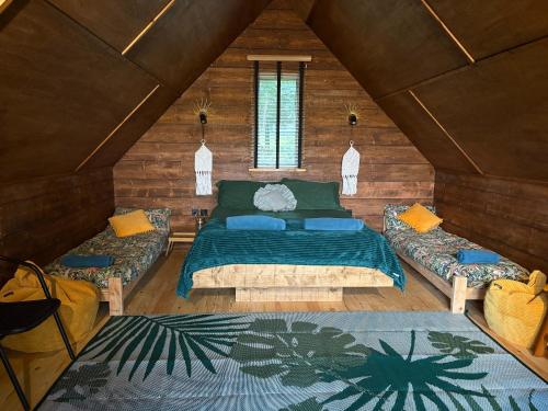 キングズ・リンにあるThe Tin Tentのベッドルーム1室(ベッド1台、ソファ2台付)