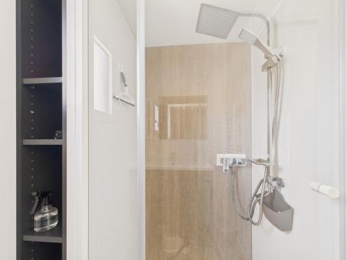 eine Dusche mit Duschkopf in einem Badezimmer in der Unterkunft Chalet pour 6, domaine avec piscine in Saint-Hilaire-de-Riez