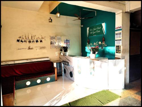 Η κουζίνα ή μικρή κουζίνα στο 6 CR Hotel Natraj RAILWAY STATION