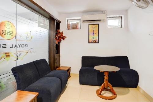 Posezení v ubytování Collection O SSR Royal Suites