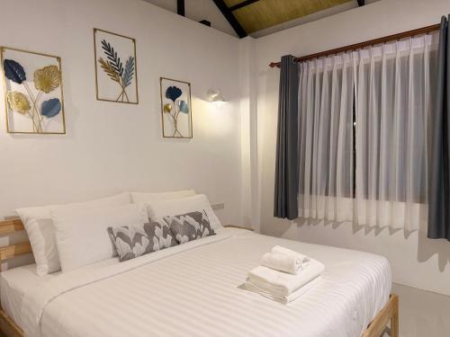 Postel nebo postele na pokoji v ubytování Sea Escape Koh Yao Yai