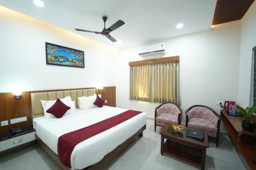 una habitación de hotel con una cama y un televisor en Hotel Nanda Mohan Residency, en Tirupati