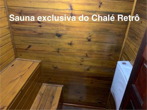 カラグアタトゥーバにあるChalé Caiçaraのサウナの排他性を示す木製の壁の看板