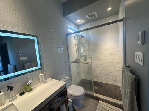 蒙特贝罗Le Refuge de la Rivière Proche du Parc Omega的带淋浴、马桶和水槽的浴室