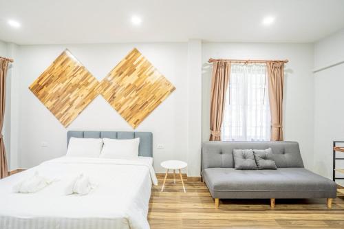 une chambre avec deux lits et une chaise dans l'établissement Ao Nang Boutique Apartment & Pool, à Ban Chong Phli